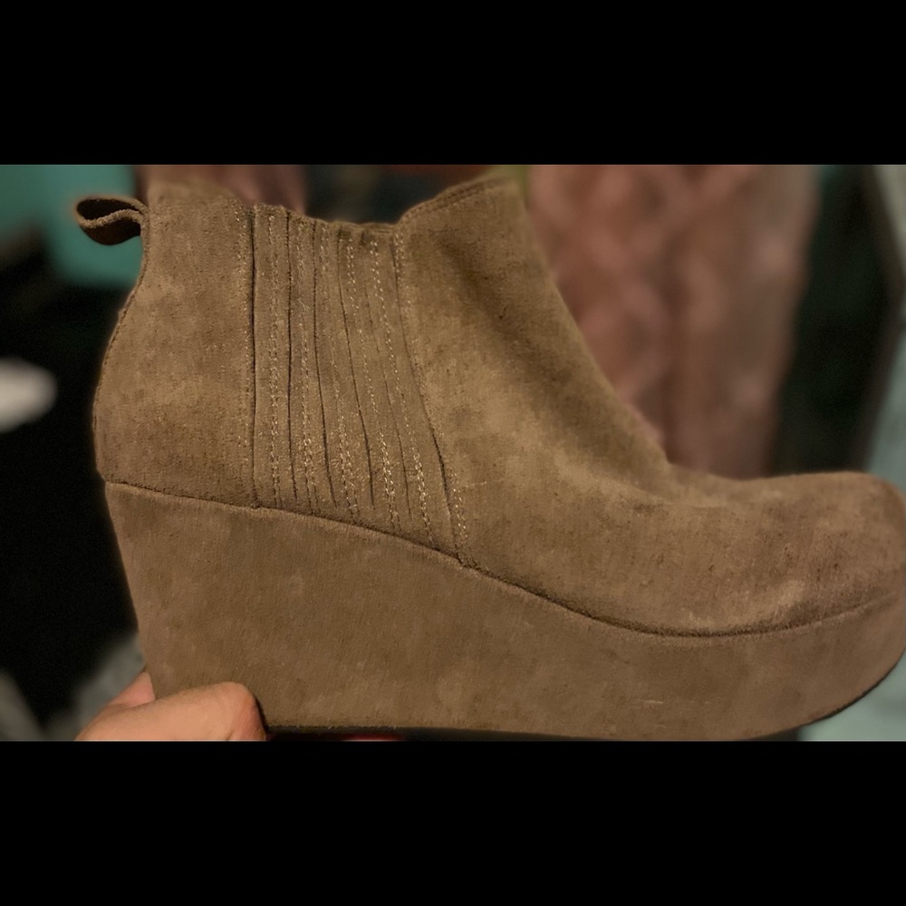 Chocolat Blu tan wedges LIKE NEW